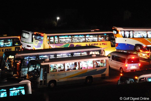 2011年 PRGRレディスカップ初日 300人以上のギャラリーが地震による交通規制で、長時間バスでの待機を余儀なくされた