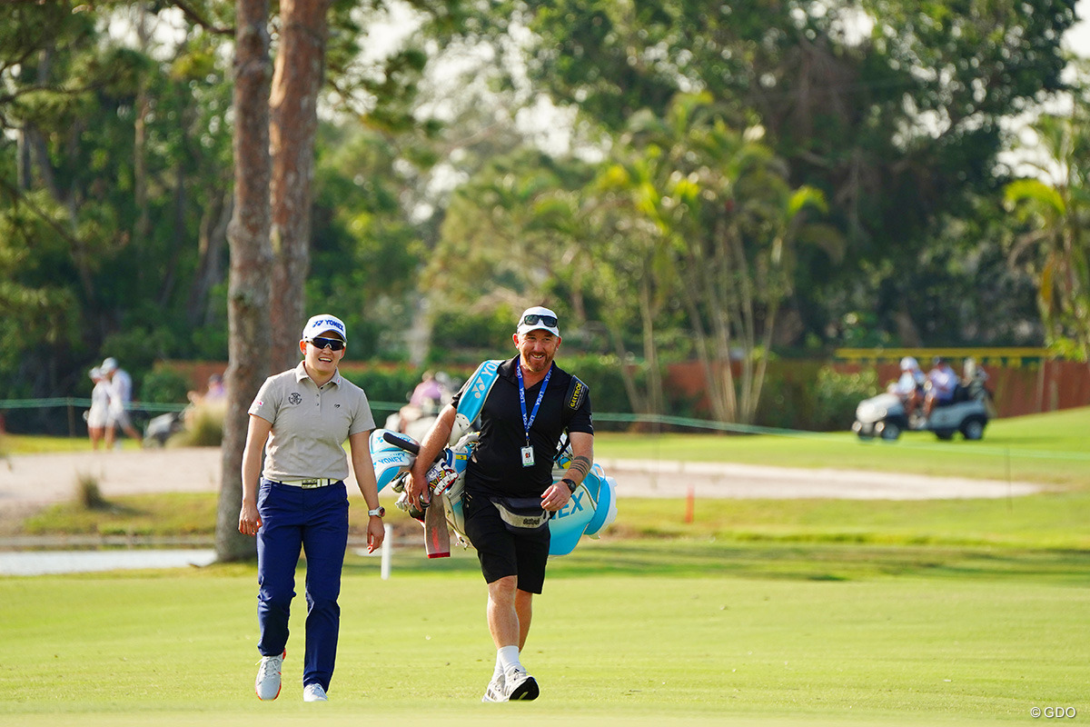 姉・明愛は日本人選手のバッグを担いだこともあるマーク・ウォリントン氏がキャディ