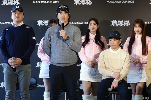 大会会場のプライベートコースで会見に出席した前澤友作氏（右）、石川遼（中央）、清水大成