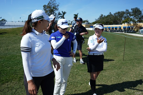 山下美夢有（右）、勝みなみ（中央）、渋野日向子が仲良く練習ラウンド