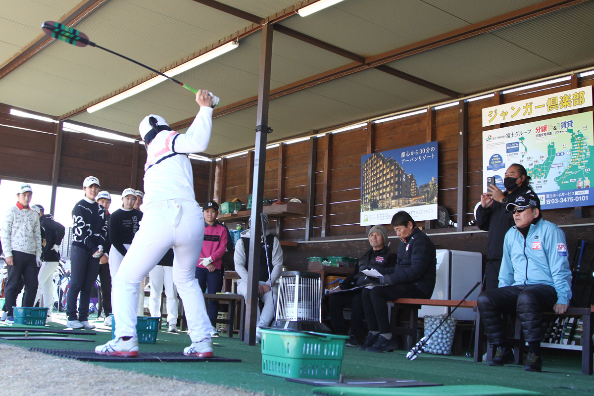 最後は羽根つきの素振り棒を全力で振り切る