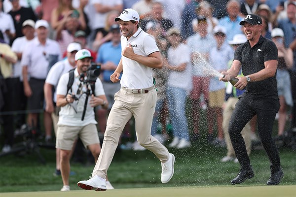 シャンパンシャワーから逃げるトーマス・デトリー（Andy Lyons/Getty Images）