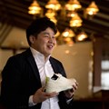 「人間工学に基づいた“ラスト”こそが、エコーの履き心地の良さの原点」と若月氏は語る（撮影：岡崎健志）