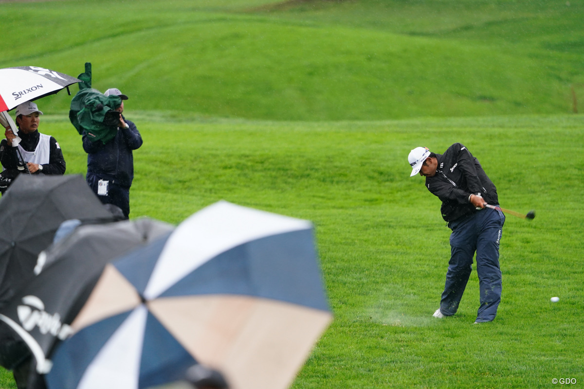 5Wで懸命にラフからかき出す