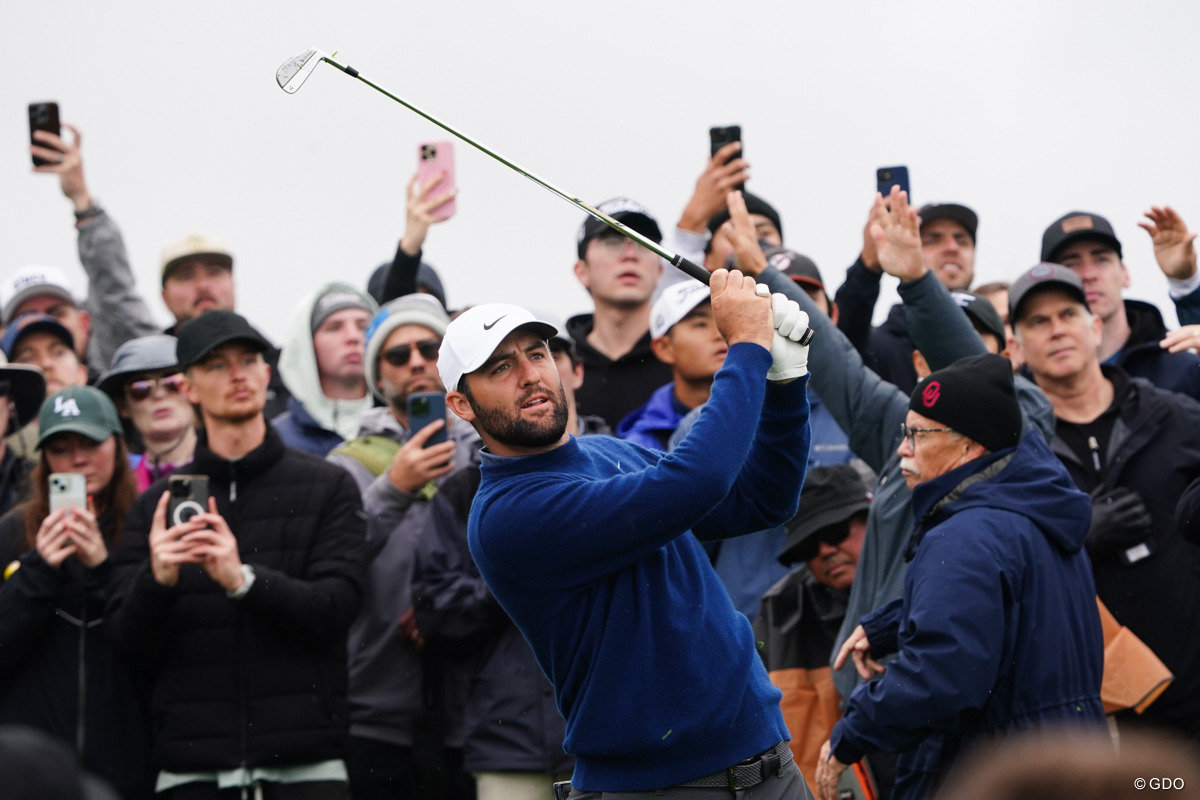 多くのギャラリーの前で