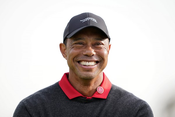 タイガー・ウッズのシャツの襟には4日に死去した母を悼む赤いピンバッジ。LIVとの統合交渉にも言及した (Michael Owens／Getty Images)