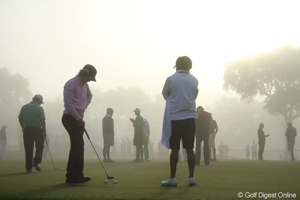 早朝の霧の中で練習する石川遼。2日目は暑さが気になる午後スタート