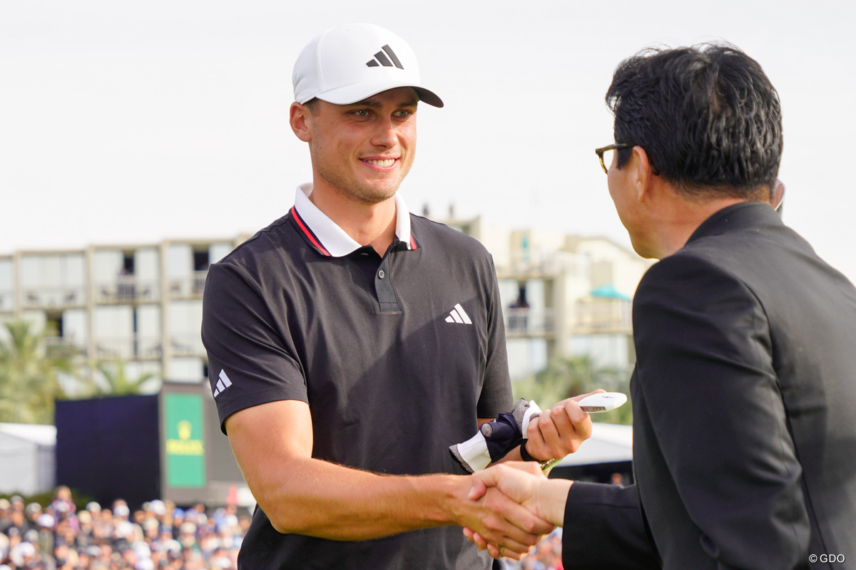 副賞のキーを受け取るルドビグ・オーベリ