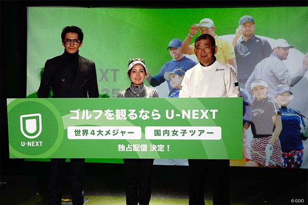 記者発表イベントに出席した(左から)俳優の小栗旬さん、青木瀬令奈、中嶋常幸