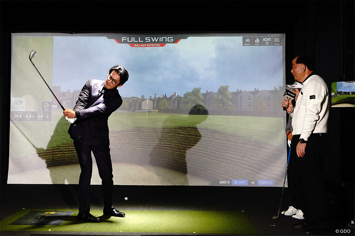 中嶋常幸からゴルフを教わる俳優の小栗旬さん(左)。ゴルフ歴は10年弱、スコアは「80台前半」だそう