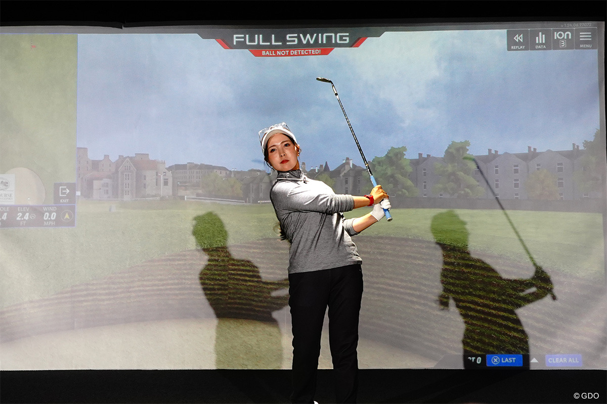 イベントでは、バーチャルゴルフでバンカーショットを披露