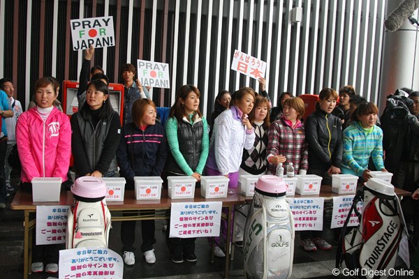 博多駅前で、東北地方太平洋沖地震への義援金呼びかけを行った女子プロ達
