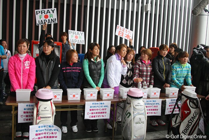 博多駅前で、東北地方太平洋沖地震への義援金呼びかけを行った女子プロ達 2011年 博多駅前女子プロチャリティ―