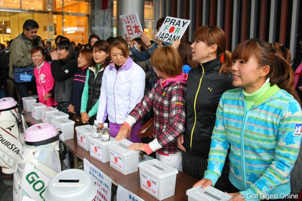2011年 博多駅前女子プロチャリティ― 大きな声を張り上げて、義援金の呼びかけを行う女子プロ達
