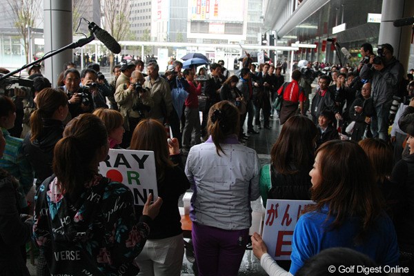 2011年 博多駅前女子プロチャリティ― 必死の呼びかけを行う女子プロ達。2時間の長丁場