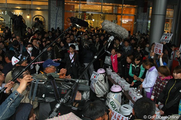 2011年 博多駅前女子プロチャリティー チャリティ会場は多くのメディアや通行人でごった返した