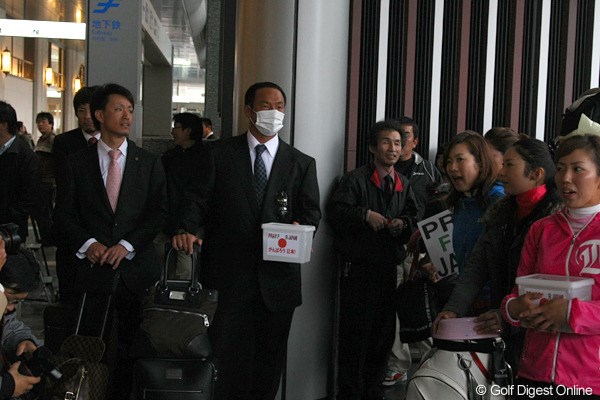 2011年 博多駅前女子プロチャリティー 福岡ソフトバンクホークスの松中信彦。マスクをしていていも、知名度でどんどん募金を集める