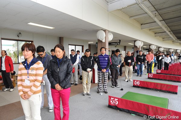 2011年 東日本大震災チャリティゴルフレッスン会 黙祷