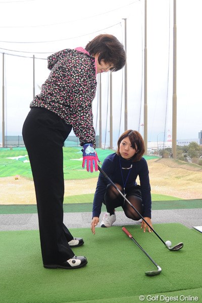 女性ゴルファーに熱心にレッスンをする中村香織