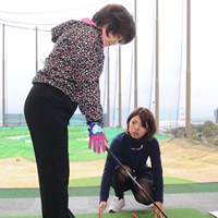 女性ゴルファーに熱心にレッスンをする中村香織 2011年 東日本大震災チャリティゴルフレッスン会 中村香織