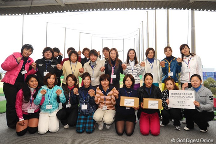 チャリティレッスンイベントに、関西出身を中心に20人を超える女子プロゴルファーが集まった 2011年 東日本大震災チャリティゴルフレッスン会 集合写真