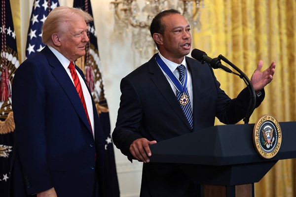 黒人歴史月間を祝うレセプションに出席したタイガー・ウッズ。同日に会談が行われた（Win McNamee/Getty Images）
