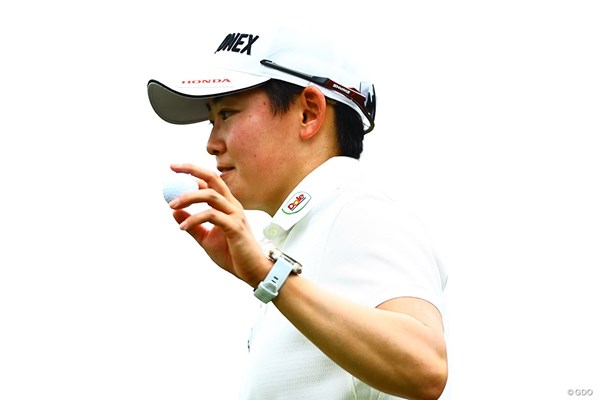 首位スタートの岩井明愛は4ホールを終えて2バーディを先行
