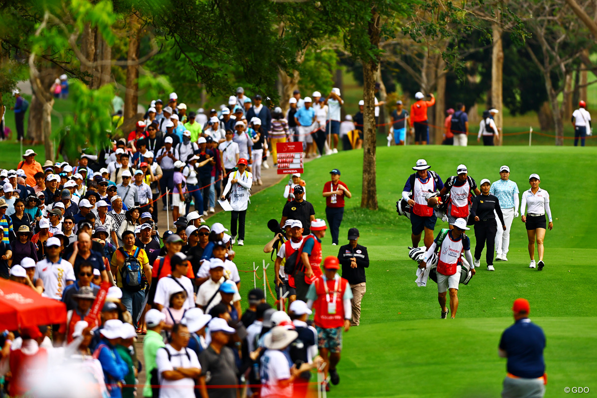 たくさんの地元ファンを連れて歩いた