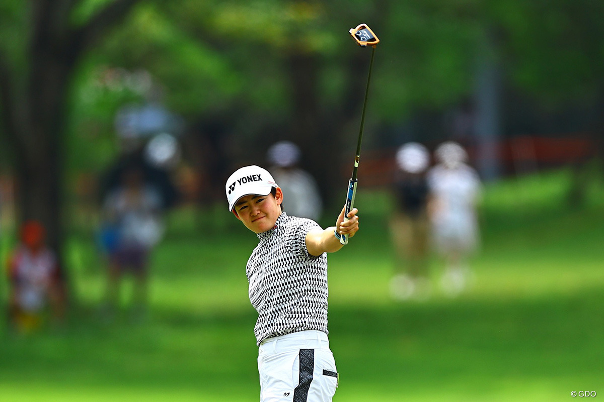 岩井明愛は首位から5打差2位に後退して最終日へ