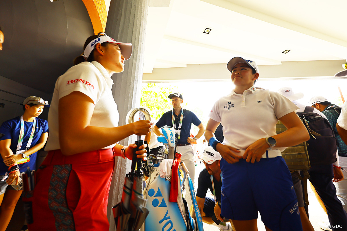 先にプレーを終えた妹・千怜（左）が待っていた