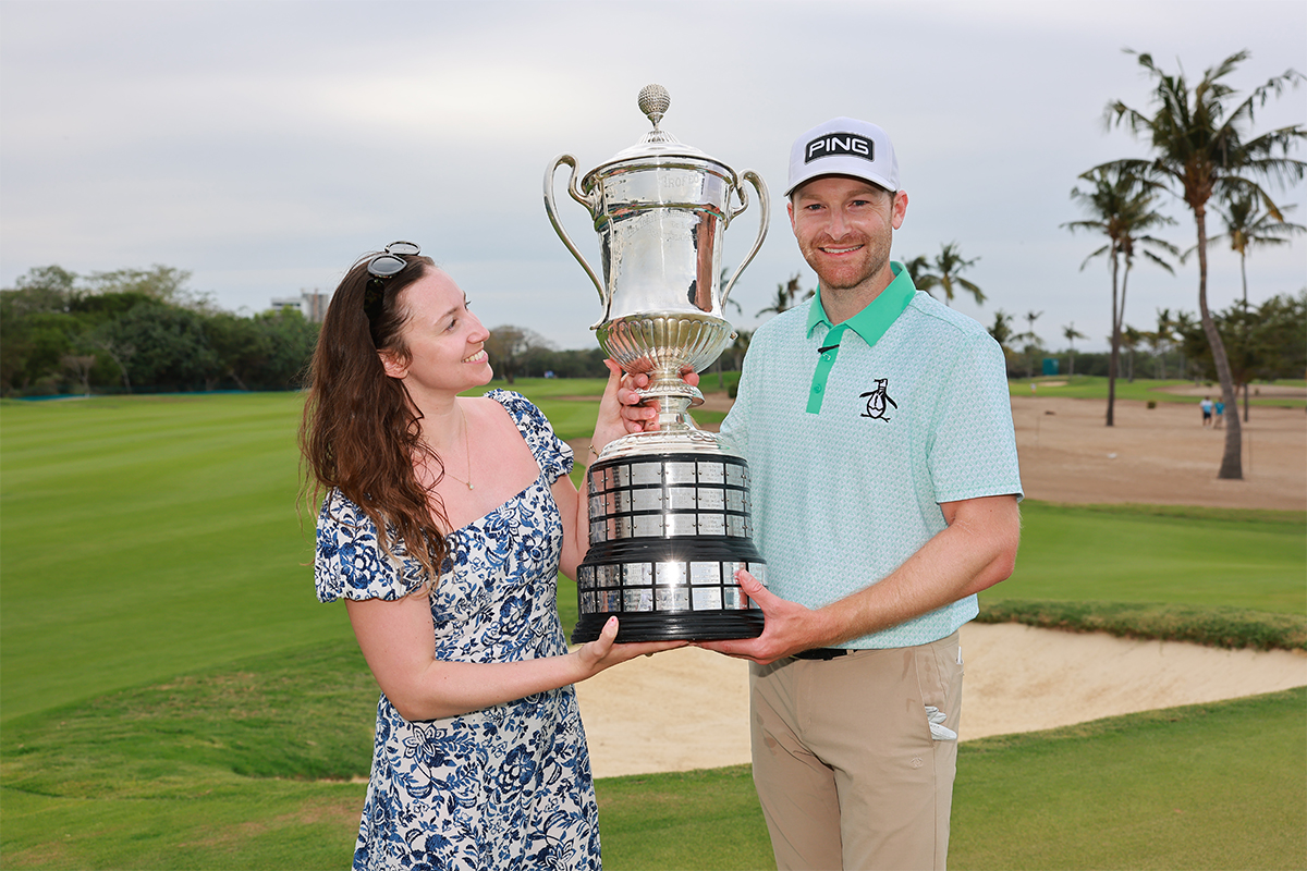 ガールフレンドのケルシー・マッキーさんと初優勝を喜ぶブライアン・キャンベル（Hector Vivas/Getty Images）
