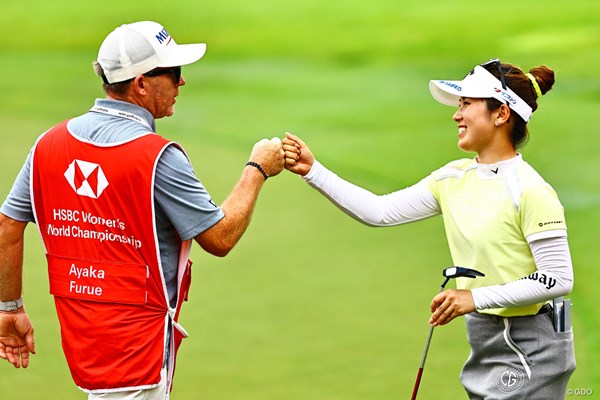 2025年 HSBC女子世界選手権 初日 西村優菜 古江彩佳のマイクキャディとグータッチ