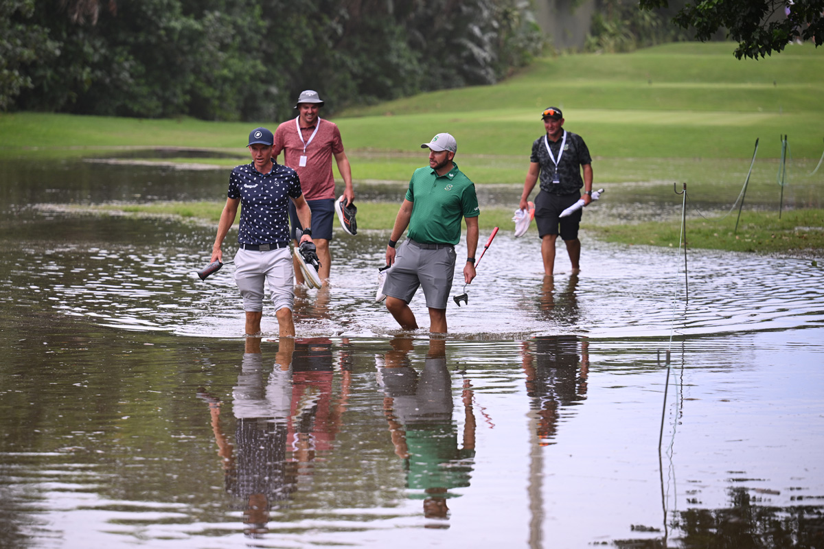 開幕前日のコース状況。壊滅的なダメージから開幕にこぎつけた（Stuart Franklin/Getty Images）