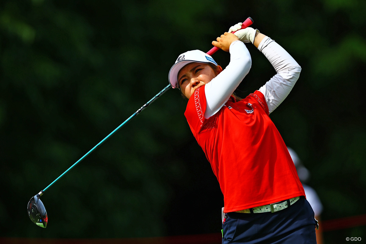 古江彩佳が昨年に続いて首位争い。3打差で大会を折り返した