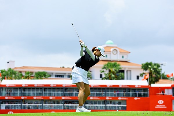2025年 HSBC女子世界選手権 2日目 渋野日向子 最終ホール、ティショットはフェアウェイど真ん中へ