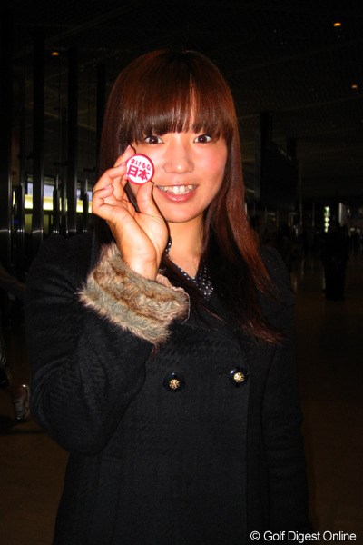 宮里藍らがスローガンに掲げる『まけるな日本』のバッジを手に渡米した有村智恵。固い決意を胸に海外メジャーに臨む