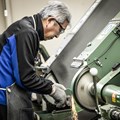 数ミリの削りや数グラムのクラブ重量の調整まで、熟練の技術と経験でクラブ作りが行われる