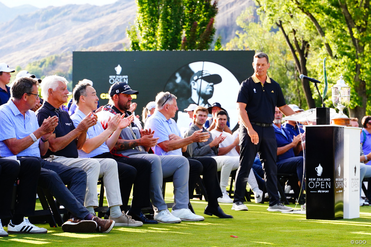 最終日の表彰式。左から3番目が石井剛太氏