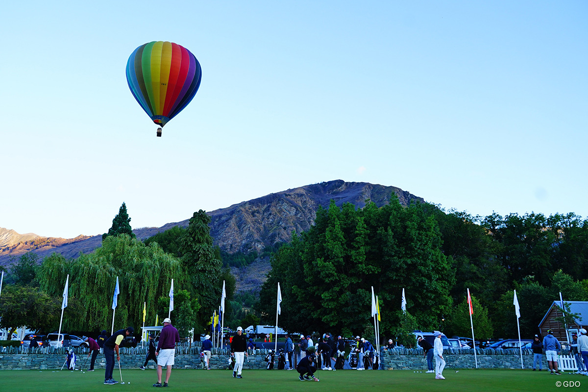 気球が平和的な雰囲気を高める