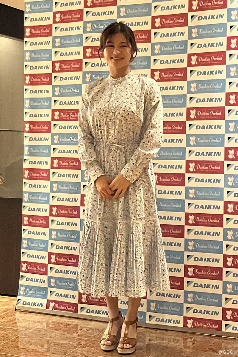 新垣比菜は清楚感あふれるワンピース