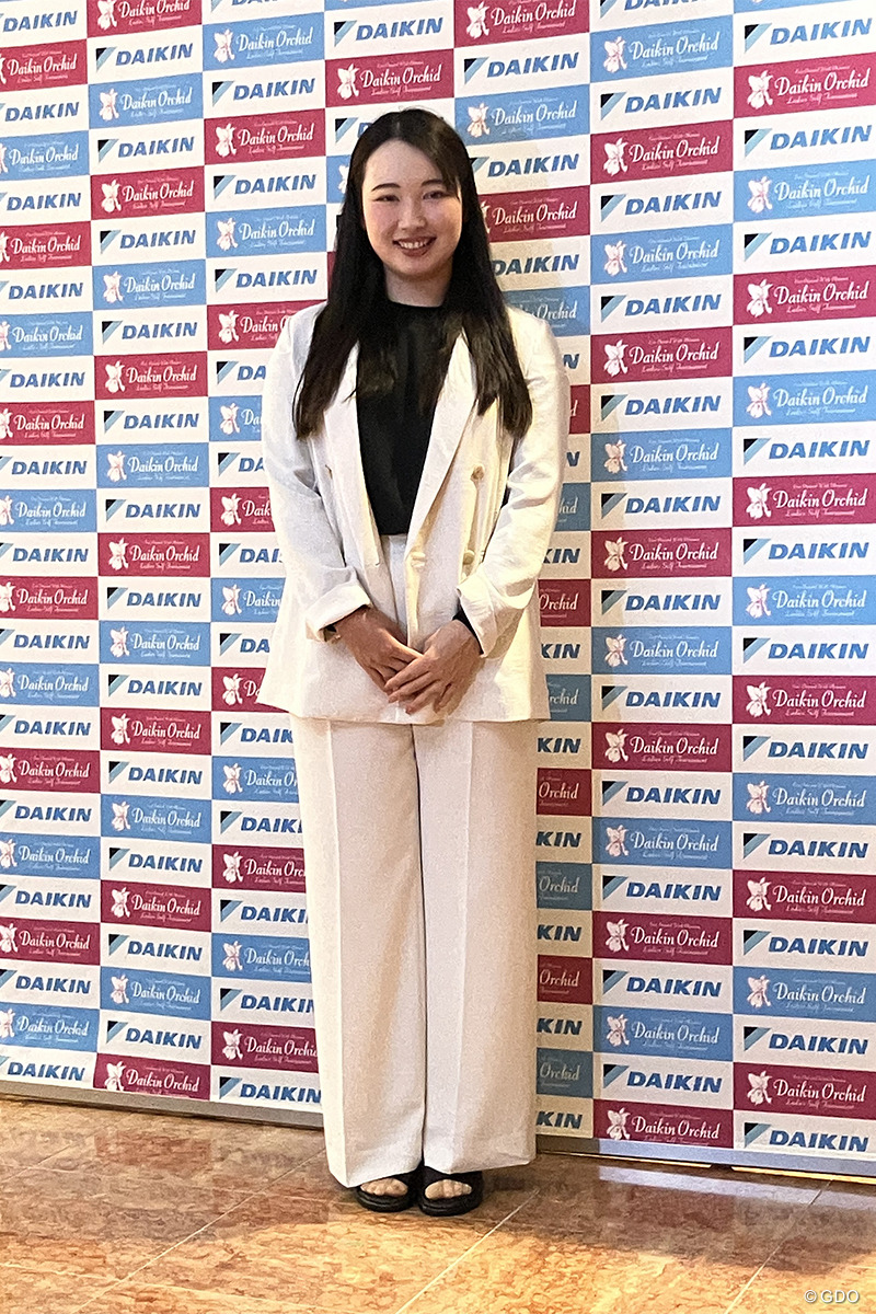 スーツ姿の小祝さくら