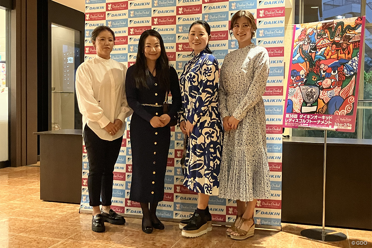 沖縄4人娘。山城奈々、上原彩子、比嘉真美子、新垣比菜（左から）