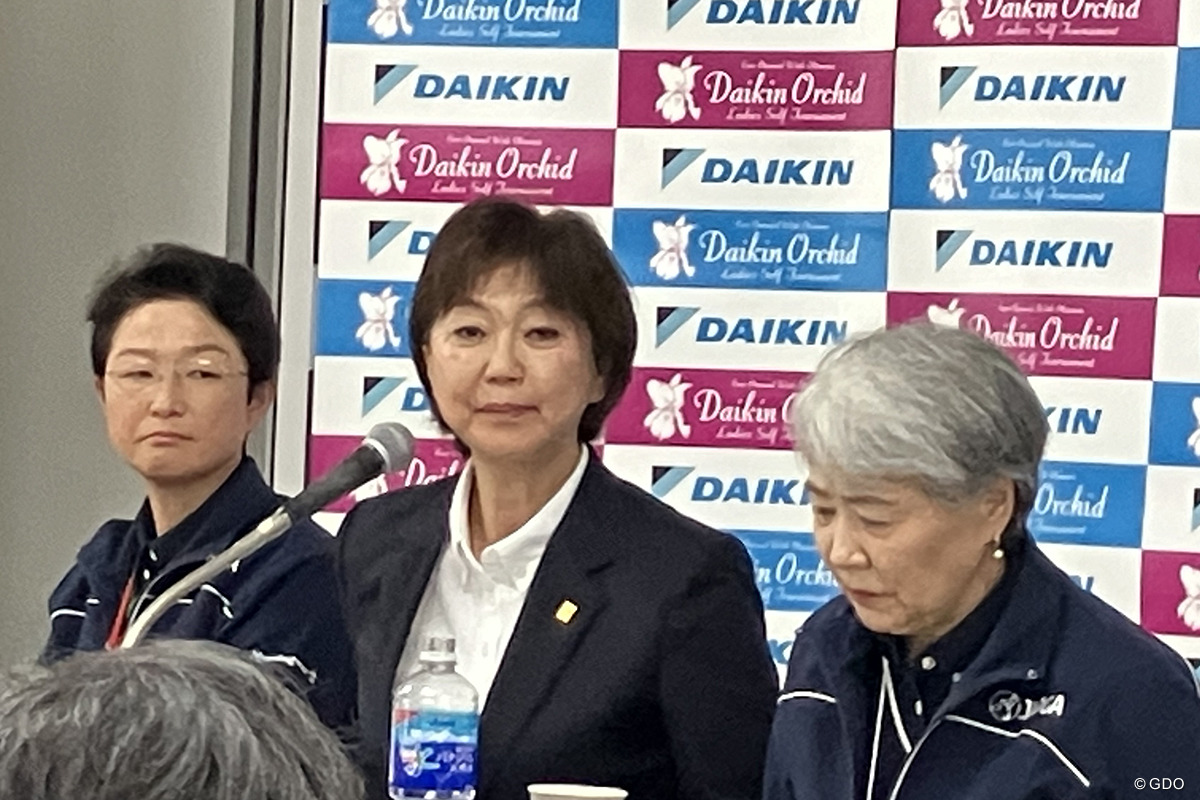 開幕前会見に出席した小林浩美JLPGA会長（写真中央）