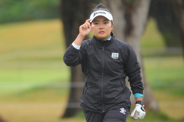 2025年 ダイキンオーキッドレディスゴルフトーナメント 初日 吉崎マーナ 足元を見つめ、まずは予選通過を