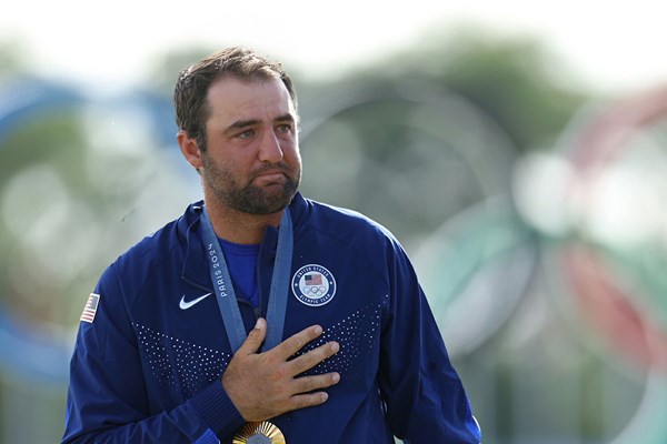 2025年 スコッティ・シェフラー 「パリ五輪」では金メダルを胸に（Getty Images）
