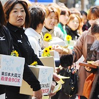 街頭で福嶋晃子、木村敏美らが率先して募金活動を実施した 2011年 ホットニュース 福嶋晃子