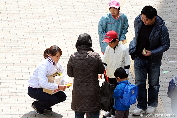 2011年 ホットニュース 諸見里しのぶ 神戸在住の諸見里しのぶ。博多に続いて2度目の募金活動。この日は小さな子供達からの募金が目立った