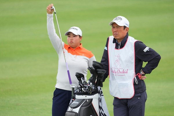 2025年 ダイキンオーキッドレディスゴルフトーナメント 2日目 入谷響 清水さんがバッグを担ぐと言うことは、それだけ期待の新人って証ですね。