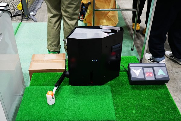 目を疑うほど速いスピードで球がセットされる「ドラ連もん（仮）」