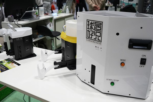 球置好児にMCタマ―っていったいなんだ！？ゴルフフェアで発見した練習器具の正体とは スイングスピードに合わせて球が出てくる仕様